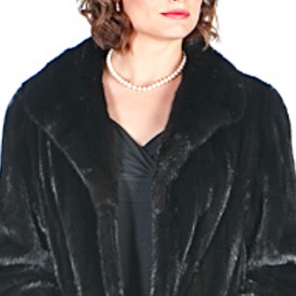 The Perfect Look of a Ranch Mink Coat, Female Skins - Picture 10 of 16